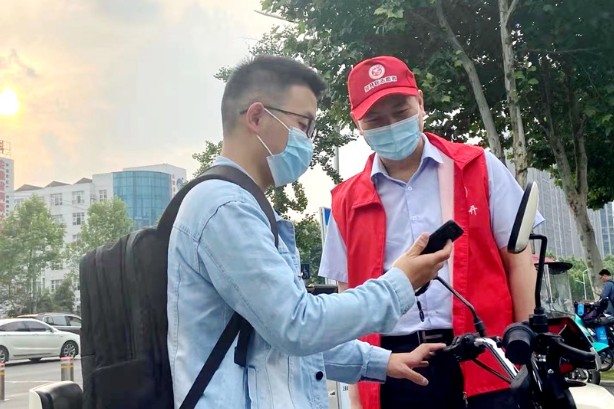 恒创智能公司党员志愿者进园区开展疫情防控宣传 (4)_副本.jpg