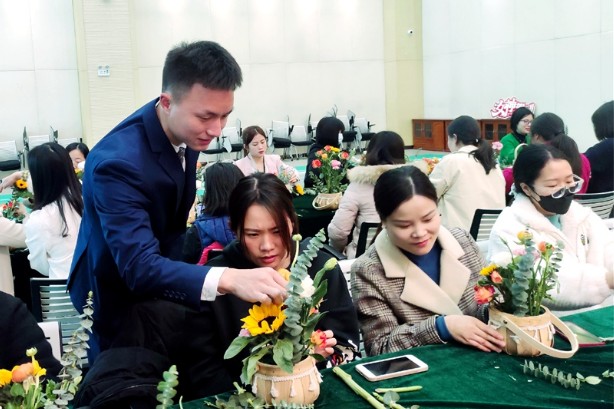 智能科技园:与“她”一起插花 相约最美春日 (1)_副本.jpg