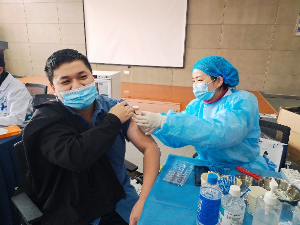 海恒创投公司:党建引领 疫苗接种进园区.jpg