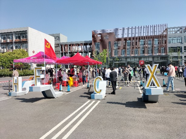 党旗高高飘扬在核酸检测点(海恒创投)1.jpg